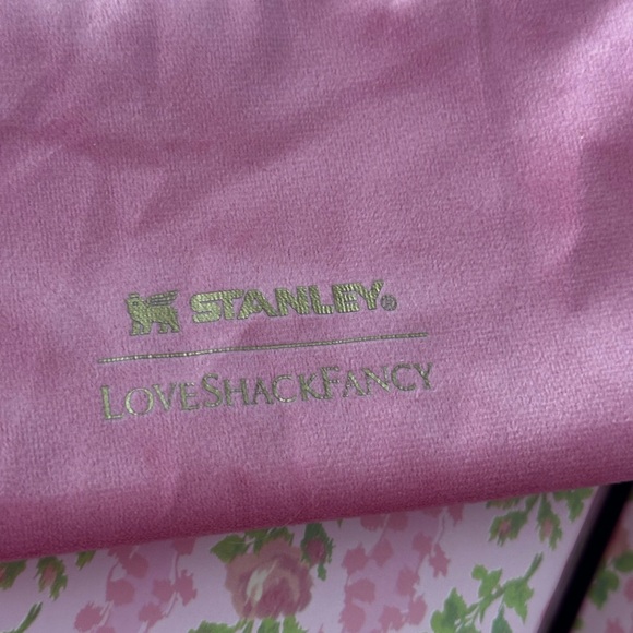 Stanley 1913 x Pink Floral
40oz Tumbler Set - Picture 5 of 6